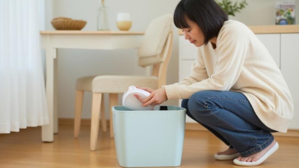 ゴミ箱を見る飼い主